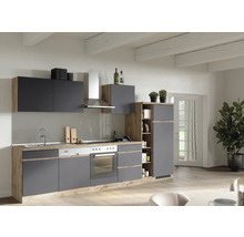 Moderne Küche mit Spüle, Herd, Dunstabzugshaube und Schränken in Holzoptik und grauen Fronten.