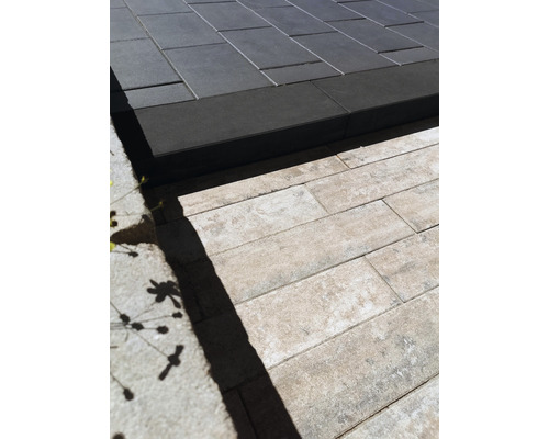 Gehwegplatten aus Stein im Außenbereich.