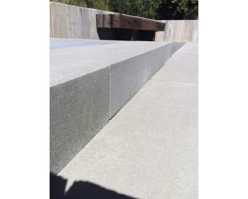 Detailaufnahme von hellgrauen Terrassenplatten aus Beton