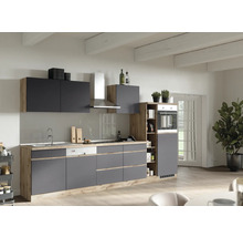 Moderne Küche mit grauen Fronten und Holzelementen, inklusive Spüle, Geschirrspüler, Herd, Dunstabzugshaube und Backofen