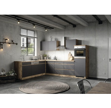 Moderne Küche mit grauen Schränken und Holzelementen in einem Raum im Industriestil.