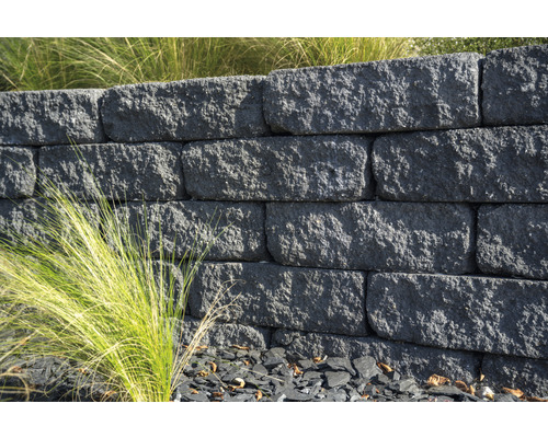 Stützmauer aus grauen Steinen mit Pflastersteinen