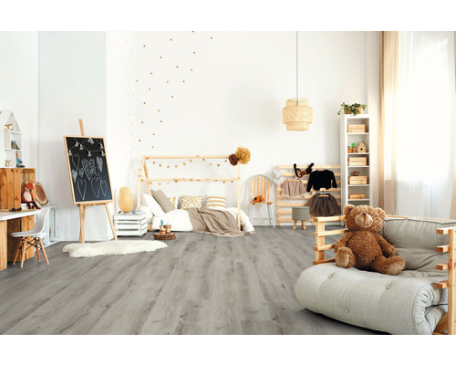Helles Kinderzimmer mit Holzboden, Tafel und Spielsachen
