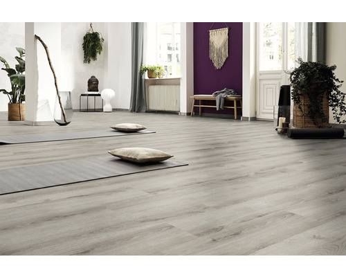 Heller Raum mit grauem Holzboden, Yogamatten und Kissen