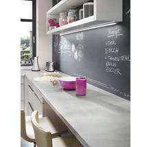 Küchenszene mit Arbeitsplatte, Regalen und Tafelwand mit Rezept