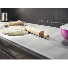 Teig, Nudelholz, Eier und eine Schüssel auf einer Küchentheke