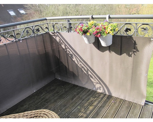 Balkon mit Sichtschutzwand und Blumenampeln