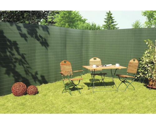 Sichtschutzzaun im Garten mit Gartentisch und Stühlen