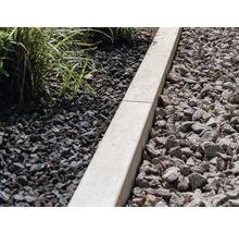 Gartenszene mit Zierkies und Rasenkante