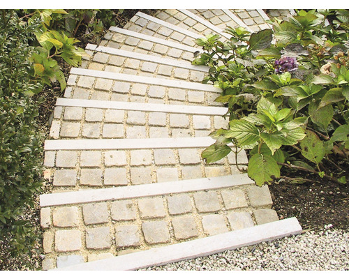 Gartentreppe aus Pflastersteinen mit Rasen