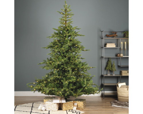 Geschmückter Weihnachtsbaum mit Geschenken auf einem Teppich