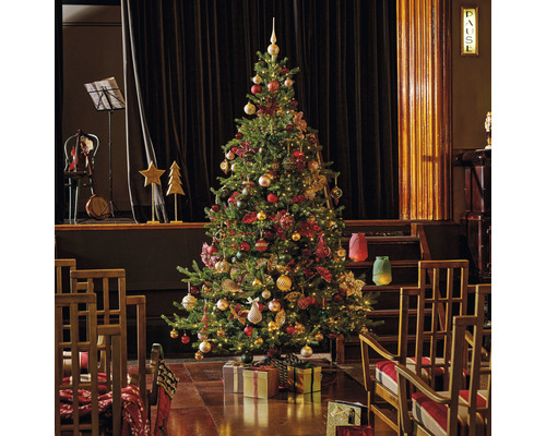 Festlich geschmückter Weihnachtsbaum auf einer Bühne mit Geschenken