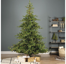 Geschmückter Weihnachtsbaum mit Geschenken im Wohnzimmer