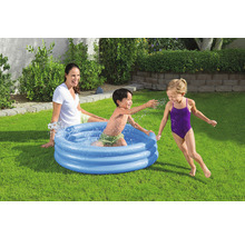 Szene mit Kindern, die in einem aufblasbaren Planschbecken im Garten spielen