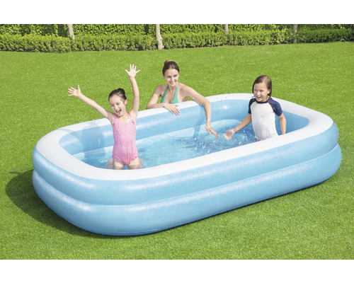 Familie im aufblasbaren Pool im Garten