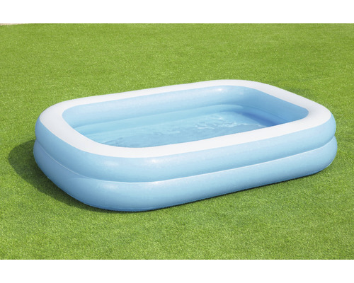 Aufblasbarer rechteckiger Pool auf Rasen