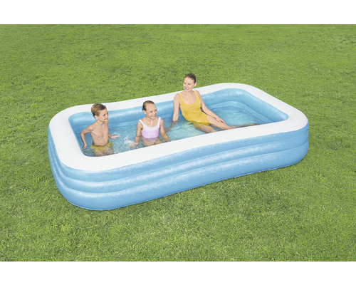 Aufblasbarer Familienpool im Garten mit spielenden Personen