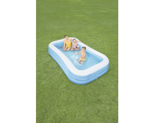 Aufblasbarer Pool mit Familie im Garten