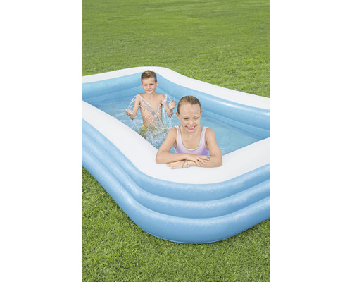 Aufblasbarer Pool mit spielenden Kindern im Garten.