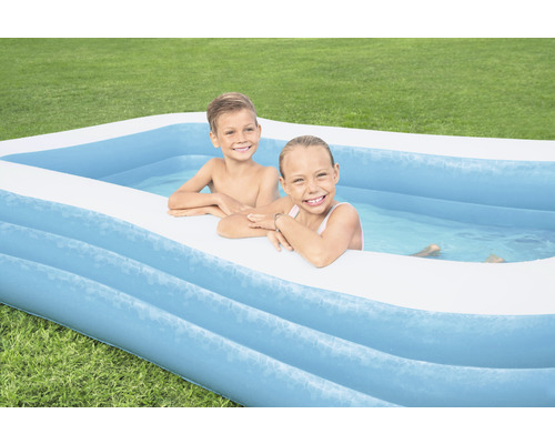 Zwei Kinder in einem aufblasbaren Rechteckpool im Garten