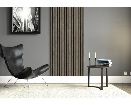 Wohnzimmer mit Akustikpaneel, Sessel und Beistelltisch