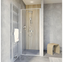 Modernes Badezimmer mit Duschkabine, Handtuchwärmer und Hocker