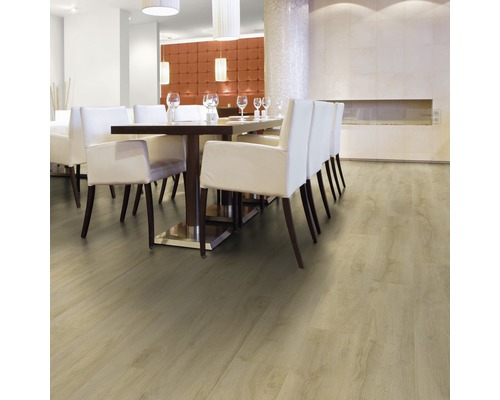 Szene mit Holzboden in einem Speisesaal mit Tischen und Stühlen