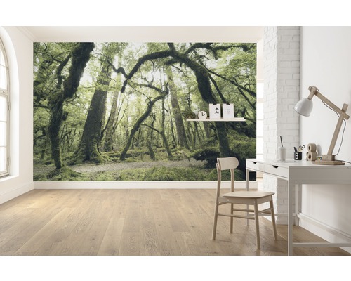 Wohnraum mit Fototapete mit Waldmotiv, Schreibtisch und Stuhl
