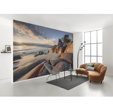 Wohnraum mit Fototapete einer Küstenlandschaft mit Felsen und Meer