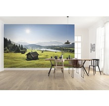 Helles Zimmer mit Fototapete einer Landschaft mit Bergen und See