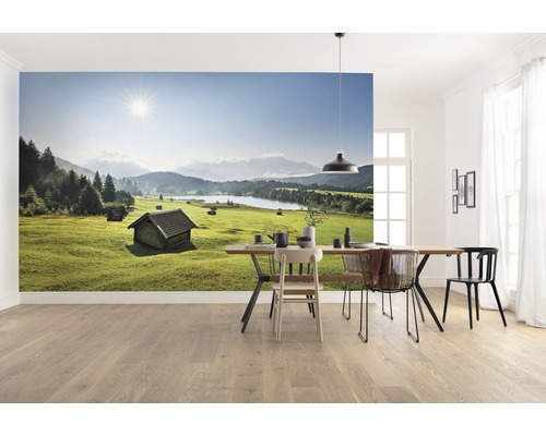Helles Zimmer mit Fototapete einer Landschaft mit Bergen und See