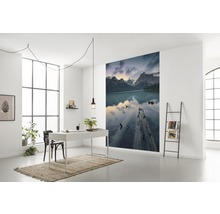 Modernes Arbeitszimmer mit Schreibtisch, Stuhl, Leiterregal und Fototapete mit Bergseelandschaft