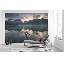 Wandbild mit Bergsee-Motiv in einem modern eingerichteten Wohnraum