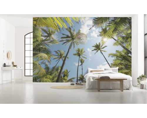 Helles Zimmer mit Fototapete mit Palmenmotiv, Bett und Dekoration