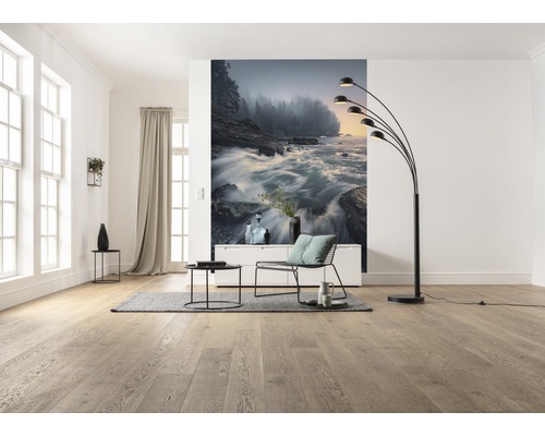 Heller Wohnraum mit Holzboden, Fototapete mit Flussmotiv und schwarzer Bogenlampe.