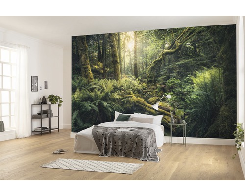 Helles Schlafzimmer mit einer Fototapete, die einen Wald darstellt