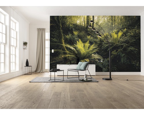 Wohnzimmer mit Fototapete Dschungel, Stehlampe und Holzboden