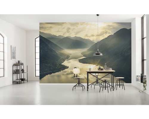 Fototapete mit Berglandschaft und See in einem hellen Raum.