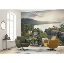 Wohnzimmer mit Fototapete, Sesseln und Beistelltisch