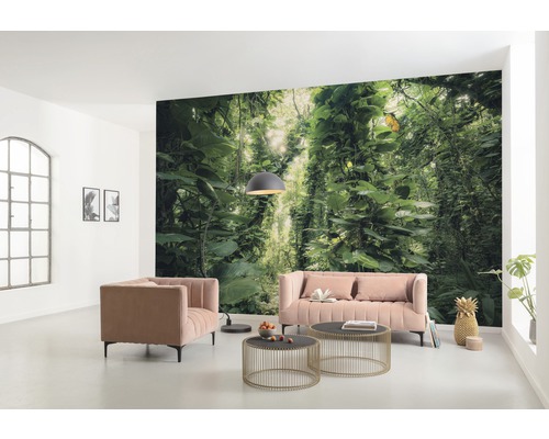 Wohnzimmer mit Fototapete Dschungelmotiv, Sessel und Sofa
