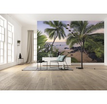 Wohnzimmer mit Fototapete mit Strandmotiv, Sessel und Stehlampe