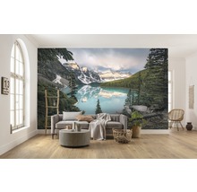 Wohnraum mit Fototapete, die einen Bergsee und eine Berglandschaft zeigt