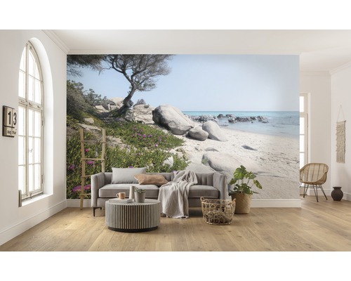 Wohnzimmer mit Fototapete einer felsigen Küstenlandschaft