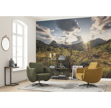 Wohnzimmer mit Landschaftstapete, Sesseln, Beistelltisch und Regal