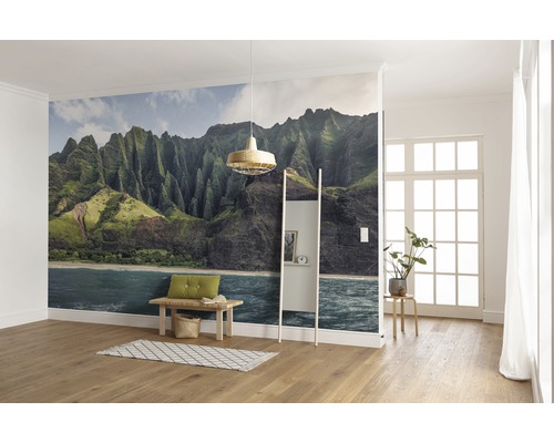 Wohnraum mit Bergmotivtapete, Bank, Leiterregal und Holzboden