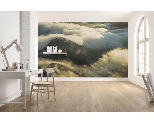 Heller Raum mit Schreibtisch, Stuhl und Fototapete mit Wolkenmotiv