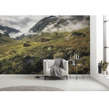 Tapete mit Berglandschaft, Hütten und Nebel im Wohnzimmer