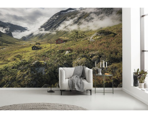 Tapete mit Berglandschaft, Hütten und Nebel im Wohnzimmer