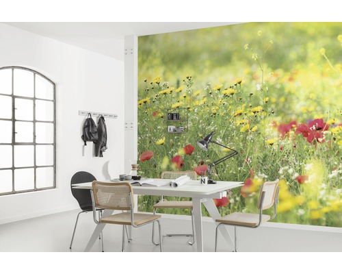 Wohnraum mit Fototapete, die eine Blumenwiese zeigt