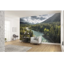 Wohnraum mit Fototapete einer Flusslandschaft mit Bergen und Bäumen